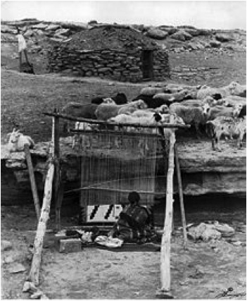 Navajo (Dine) woman weaver, Wikipedia photo